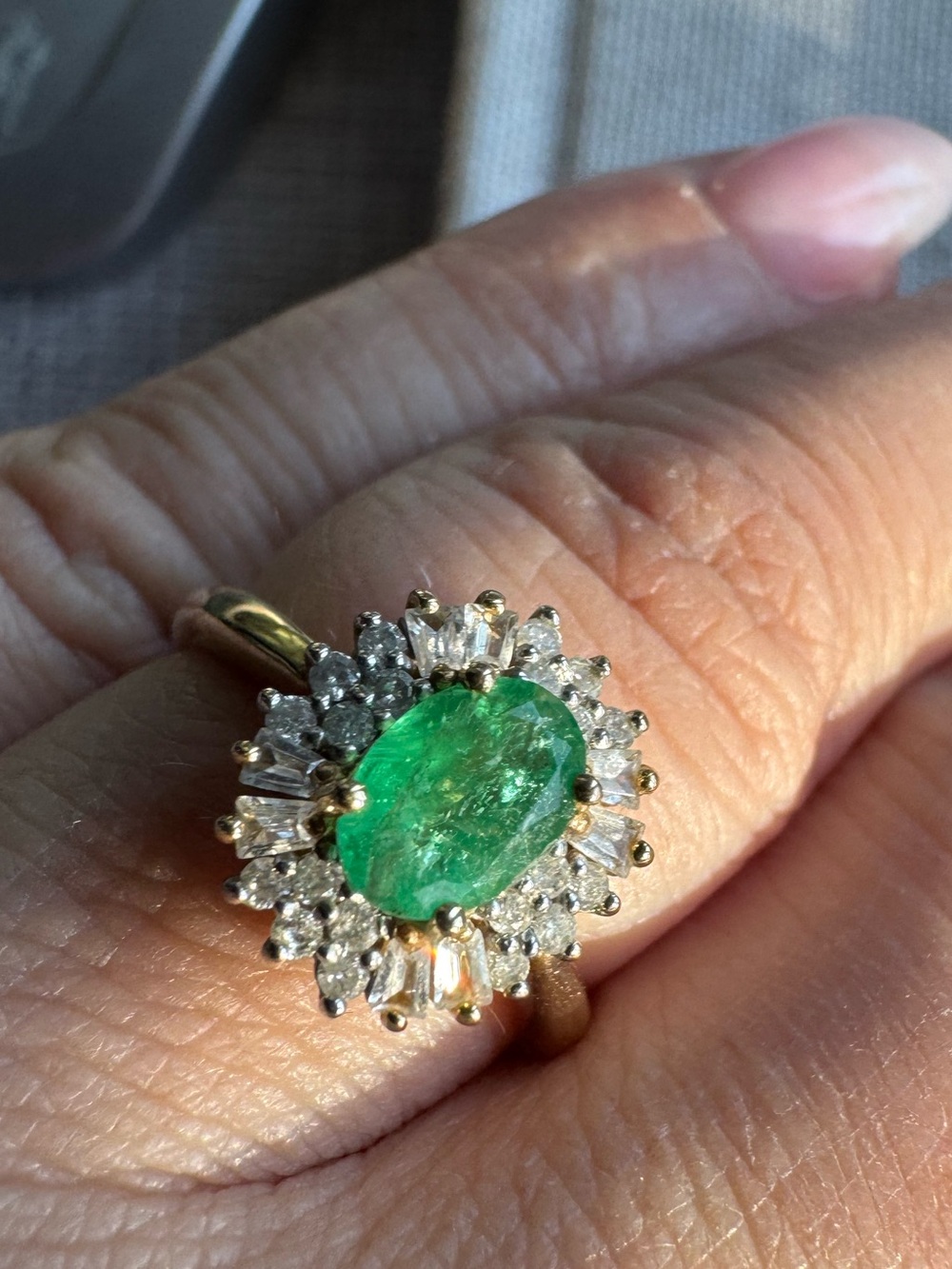 Natural emerald, diamonds and 10K solid yellow gold ring - Picture 3 of 15